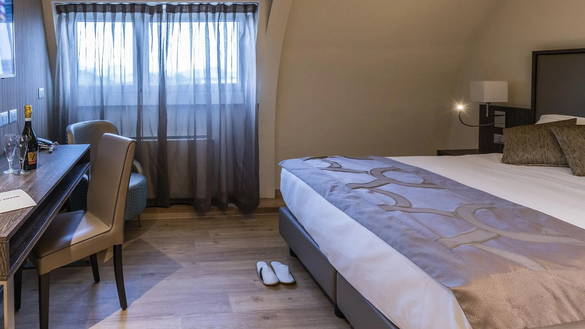 מסטרה Smart Hotel Holiday