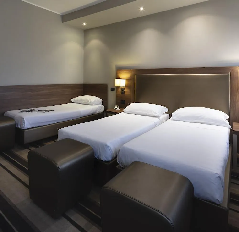 מסטרה Smart Hotel Holiday