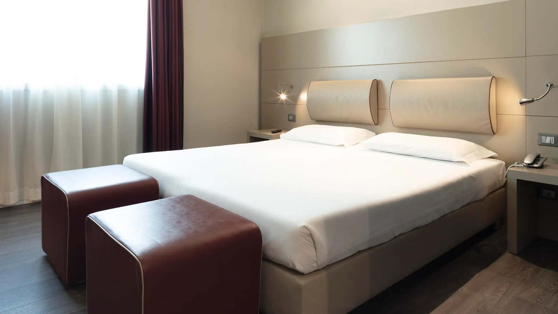 מסטרה Smart Hotel Holiday