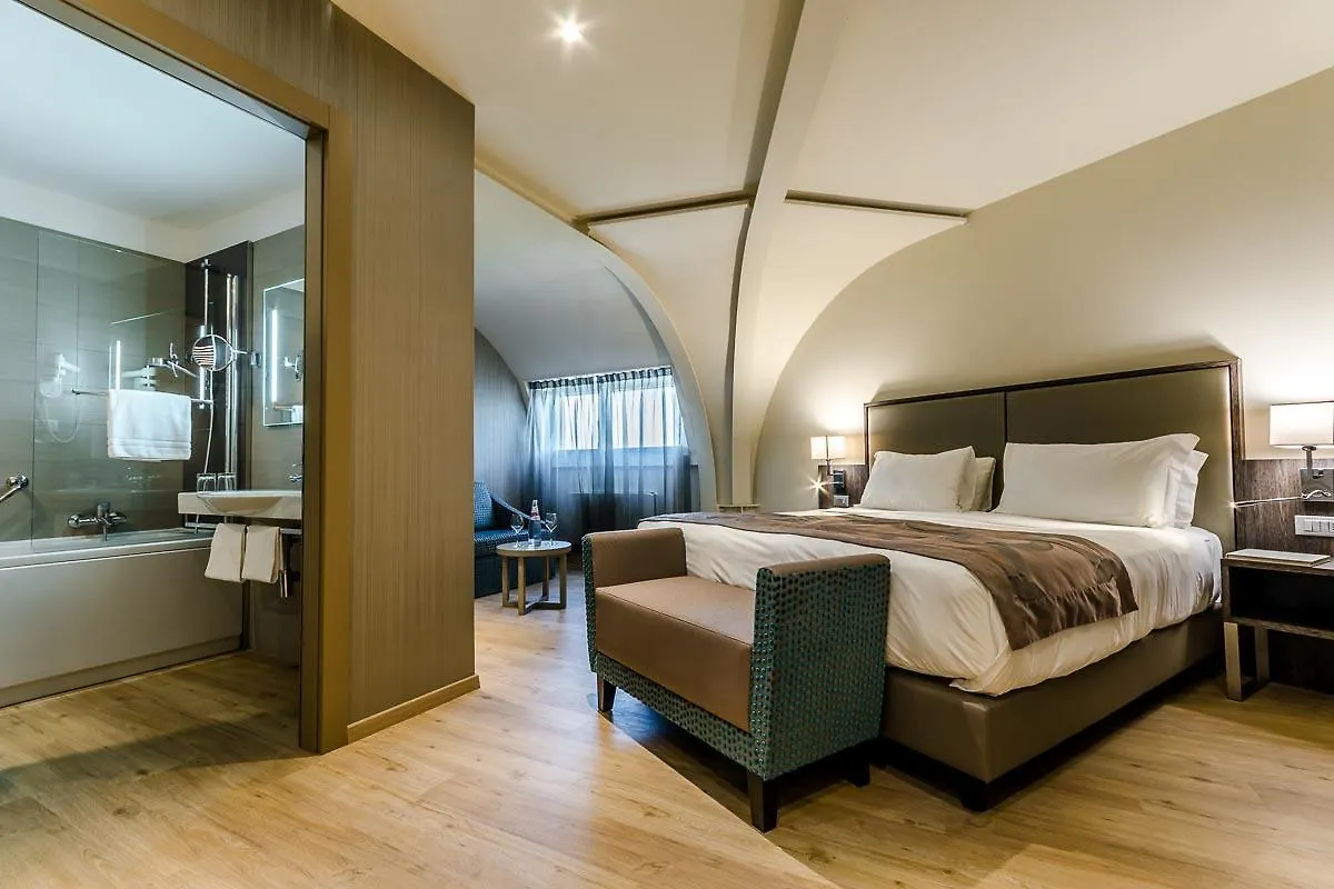 מסטרה Smart Hotel Holiday