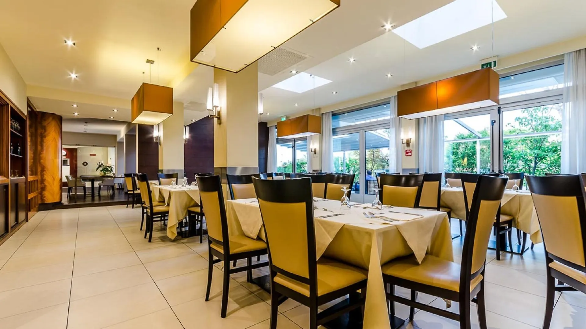 מסטרה Smart Hotel Holiday