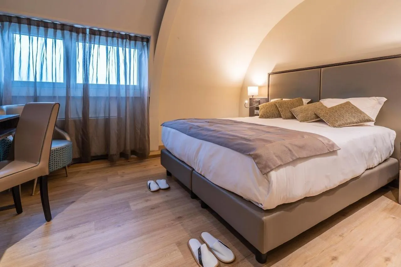 מסטרה Smart Hotel Holiday 4*,