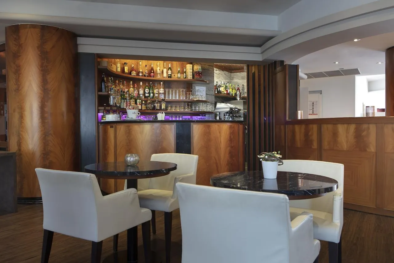 מסטרה Smart Hotel Holiday