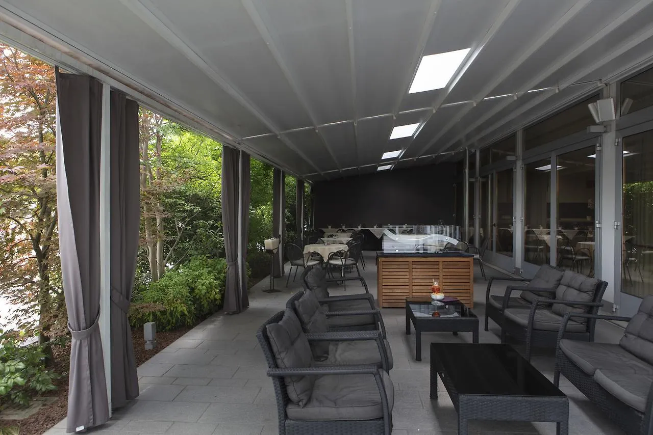 מסטרה Smart Hotel Holiday 4*,