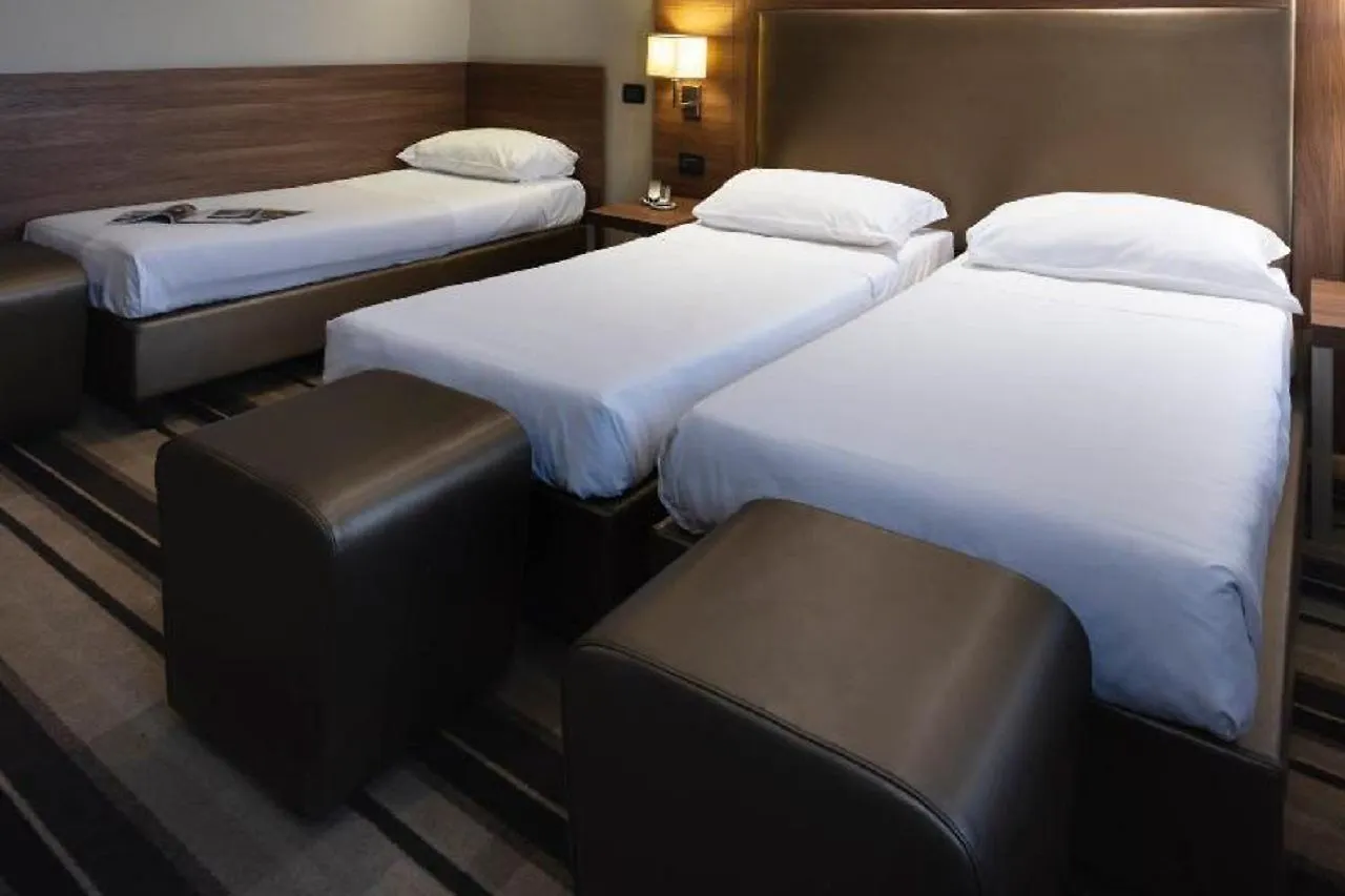 מסטרה Smart Hotel Holiday