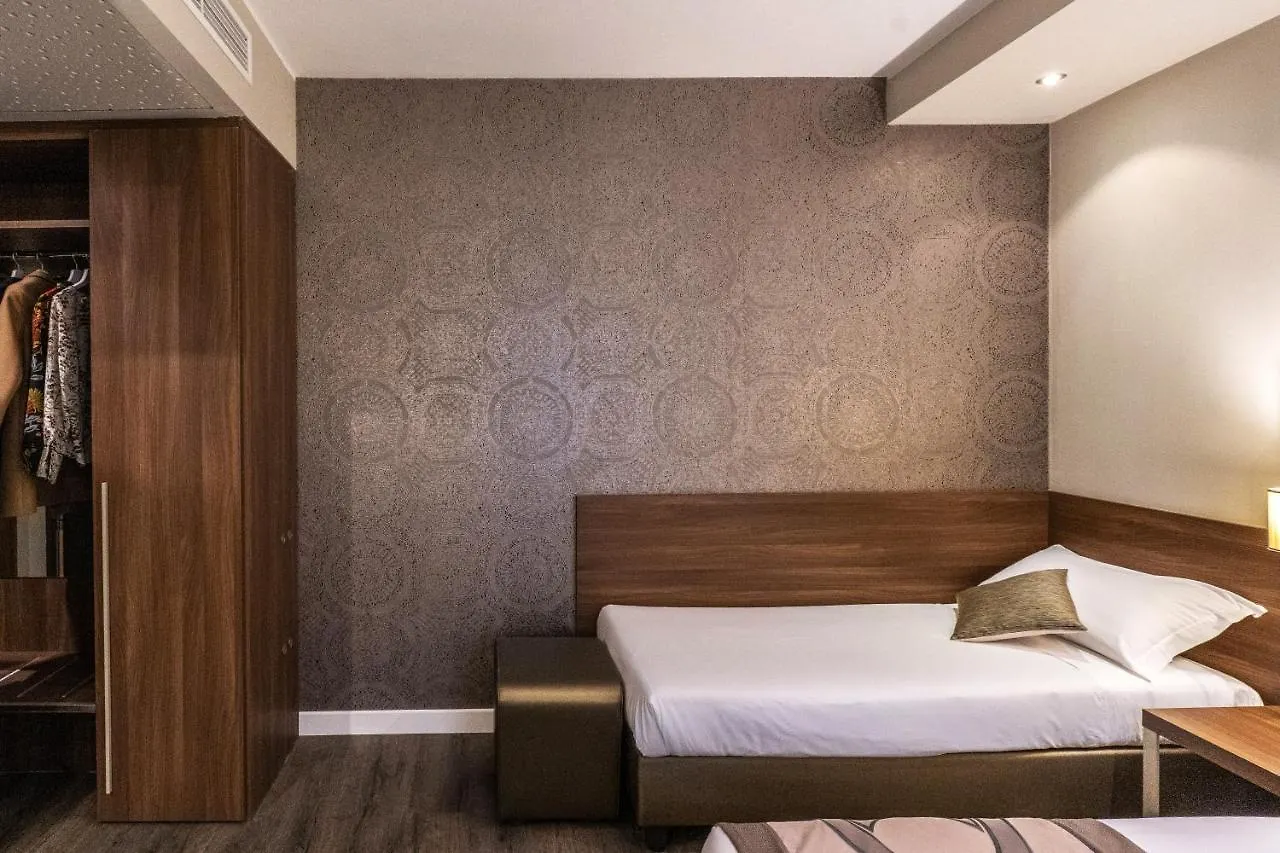 מסטרה Smart Hotel Holiday