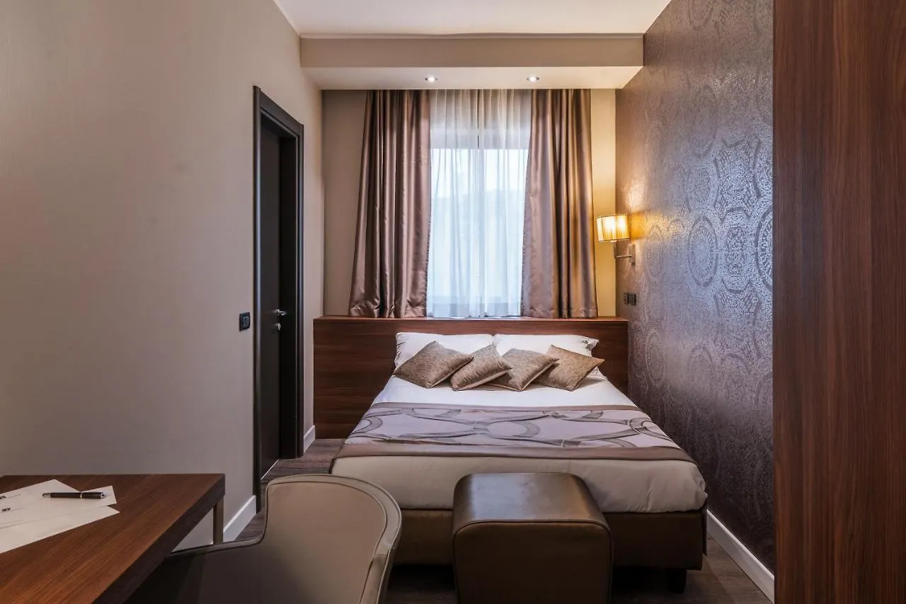 מסטרה Smart Hotel Holiday